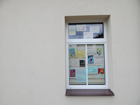 Wystawa na oknach Powiatowej Biblioteki Publicznej w Puławach pt. „Złota dwudziestka książek”. Wystawa prezentuje najpopularniejsze książki dla dzieci, skan okładki plus krótki opis. 