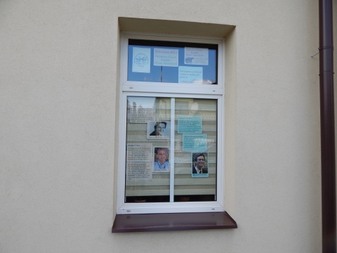 Wystawa na oknach bibliotek prezentująca nietypowe profesje i zajęcia słynnych pisarzy.