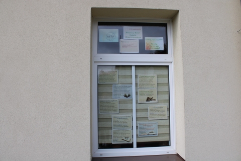  Zdjęcie przestawia wystawę na oknach Powiatowej Biblioteki Publicznej prezentującą powody dla których warto czytać książki. 