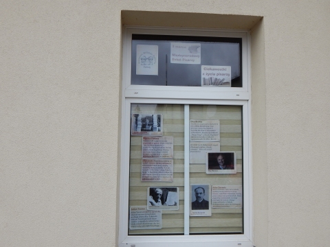 Zdjęcie prezentuje wystawę na oknach Powiatowej Biblioteki Publicznej w Puławach pt. „Ciekawostki z życia pisarzy”.