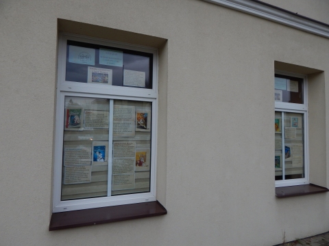 Zdjęcie prezentuje wystawę na oknach Powiatowej Biblioteki Publicznej w Puławach prezentującą książki dla dzieci z kolekcji bajek Disneya.