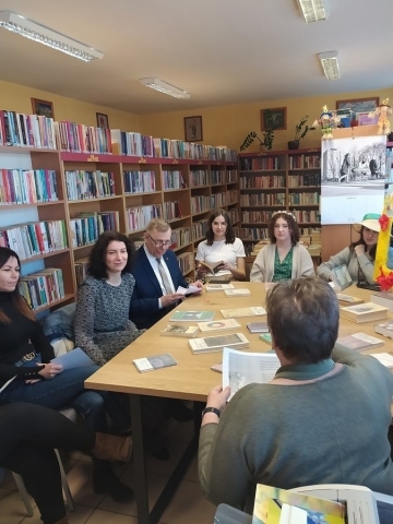 Zdjęcie prezentuje spotkanie w baranowskiej bibliotece poświęcone świętowaniu Pierwszego Dnia Wiosny i Światowego Dnia Poezji.
