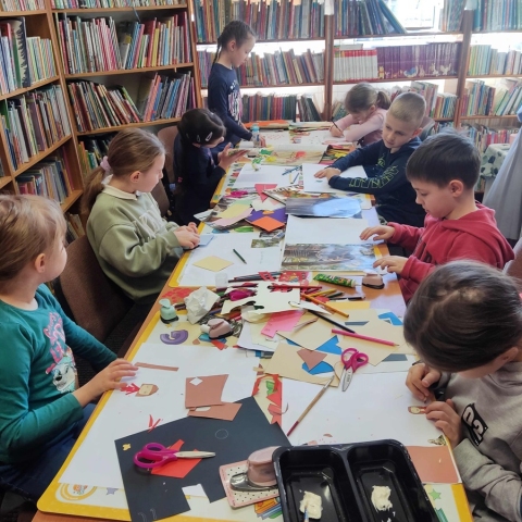 Zdjęcie prezentuje warsztaty literacko-plastyczne zorganizowane w ramach ferii zimowych Od 29 stycznia do 9 lutego 2024 r. w Bibliotece Publicznej w Kazimierzu Dolnym.