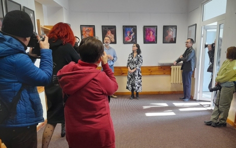  Zdjęcie prezentuje wernisaż wystawy Moniki Gądor, który odbył się 9 marca 2024 r. o godzinie 12:30 w Bibliotece Publicznej w Kazimierzu Dolnym.