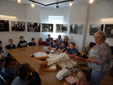 Zdjęcie przedstawia imprezę kulturalną „Jak dawniej gotowano” w ramach projektu „Ochrona i wykorzystanie zasobów dziedzictwa materialnego i niematerialnego dotyczącego obserwatorium astronomicznego w Puławach”.