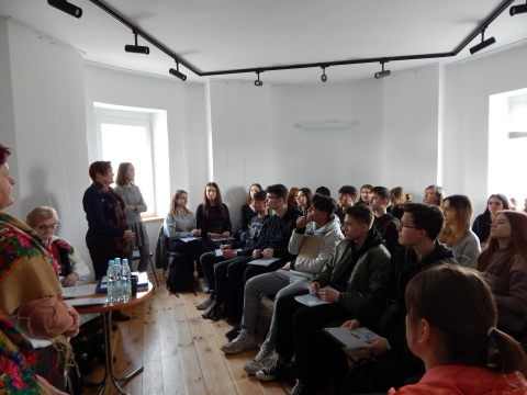 Zdjęcie przedstawia imprezę kulturalną „Jak dawniej mówiono” w ramach projektu „Ochrona i wykorzystanie zasobów dziedzictwa materialnego i niematerialnego dotyczącego obserwatorium astronomicznego w Puławach”.