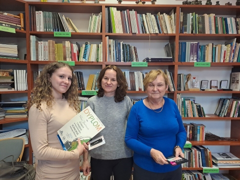 Zdjęcie prezentuje wręczenie nagród w Kazimierskim Konkursie Jednego Wiersza, które odbyło się 11 grudnia 2023 r. w Powiatowej Bibliotece Publicznej w Puławach. 