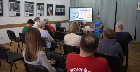 Zdjęcie prezentuje spotkanie z cyklu „Kobieta w podróży”, które odbyło się 26 marca 2025 r. w Gminnej Bibliotece Publicznej w Końskowoli.