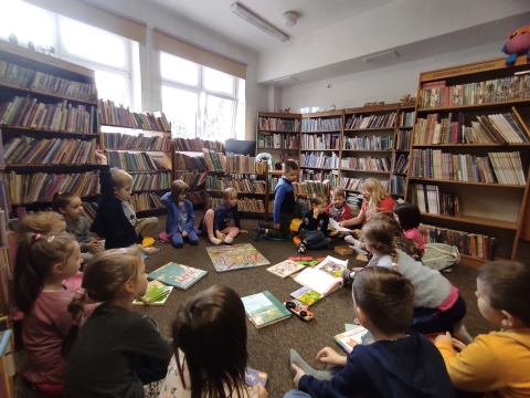 Zdjęcie prezentuje wizytę przedszkolaków w Bibliotece Publicznej w Kazimierzu Dolnym.