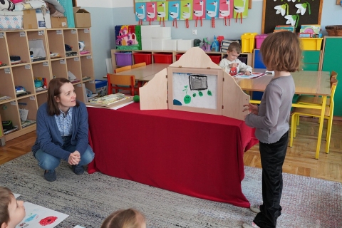 Zdjęcie przedstawia lekcję biblioteczną w Szkole Podstawowej nr 2 im. K.K. Baczyńskiego w Puławach, która odbyła się 11 maja 2023 r.