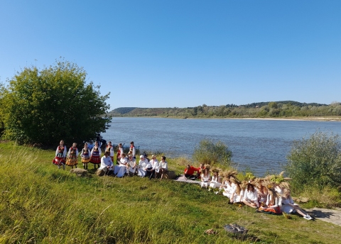 Zdjęcie prezentuje Narodowe Czytanie w  Kazimierzu Dolnym, które odbyło się 20 września 2025 r. o godzinie 13.00 przy ujściu Grodarza do Wisły.