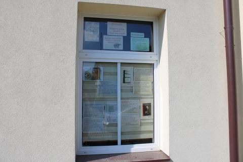 Zdjęcie prezentuje wystawę na oknach Powiatowej Biblioteki Publicznej pokazująca książki nagrodzone nagrodą „Nike” z ostatnich dziesięciu lat.  