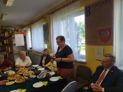 Zdjęcie przedstawia spotkanie z okazji Narodowego Czytania w baranowskiej bibliotece. 