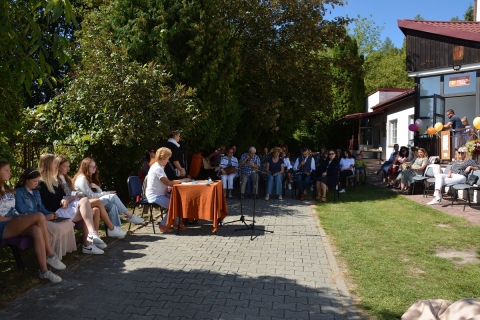 Zdjęcie prezentuje uczestników Narodowego Czytania zorganizowanego przez Gminną Bibliotekę Publiczną w Janowcu.