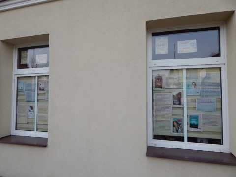Zdjęcie prezentuje wystawę na oknach Powiatowej Biblioteki Publicznej w Puławach pokazującą najciekawsze książki z wyrazem „nowy” w tytule.