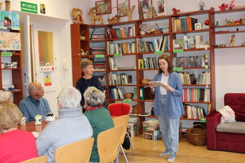 Zdjęcie prezentuje spotkanie autorskie z Agnieszką Maj w ramach Powiatowego Klubu Książki.