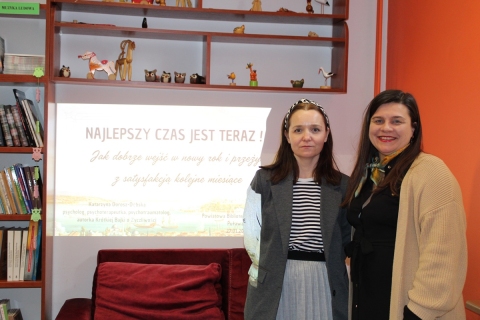 Zdjęcie prezentuje spotkanie z Katarzyną Dorosz-Dębską psycholog i psychoterapeutka dorosłych, dzieci oraz młodzieży, a także autorka książki „Krótka bajka o życzliwości” w ramach Powiatowego Klubu Książki, które odbyło się 27 stycznia 2026 r. o godzinie 13.00 w Powiatowej Bibliotece Publicznej.