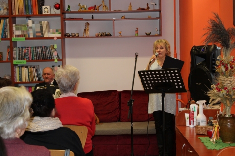 Zdjęcie prezentuje spotkanie z zespołem muzycznym Dwa Księżyce w ramach Powiatowego Klubu Książki, które odbyło się w Powiatowej Bibliotece Publicznej 31 stycznia 2024 r. o godzinie 12.00.