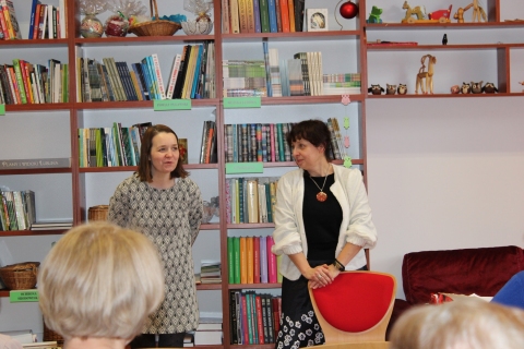 Zdjęcie prezentuje plakat zapraszający na spotkanie Moniką Januszek – Surdacką, kierownikiem Domu Kuncewiczów w ramach Powiatowego Klubu Książki, które odbyło się 21 lutego 2024 r. o godzinie 12:00 w Powiatowej Bibliotece Publicznej w Puławach.