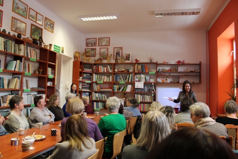 Zdjęcie prezentuje spotkanie autorskie z Mają Wolny w ramach Powiatowego Klubu Książki, które odbyło się 10 lutego 2026 r. o godzinie 13:00 w Powiatowej Bibliotece Publicznej w Puławach. Na zdjęciu Maja Wolny i czytelnicy, którzy przyszli na spotkanie. 