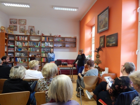 Zdjęcie prezentuje spotkanie autorskie z Mają Wolny w ramach Powiatowego Klubu Książki.