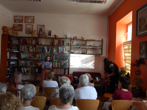 Zdjęcie prezentuje spotkanie z Martyną z Projektu Rumunia w ramach Powiatowego Klubu Książki, które odbyło się w Powiatowej Bibliotece Publicznej 21 czerwca 2023 r. o godz. 12.00.