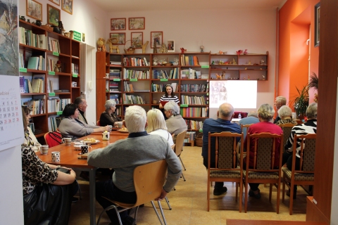 Zdjęcie prezentuje spotkanie z Wojciechem Potockim w ramach Powiatowego Klubu Książki autorem publikacji pt. „Stanisław Białata z Kotlin. Bohaterstwo Żołnierzy 1 Pułku Piechoty Legionów”, które odbyło się 18 listopada 2025 r. w Powiatowej Bibliotece Publicznej w Puławach.