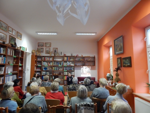 Zdjęcie prezentuje spotkanie autorskie z Wandą Michalak w ramach Powiatowego Klubu Książki, które odbyło się w Powiatowej Bibliotece Publicznej 25 stycznia 2023 r. o godz. 12.OO.