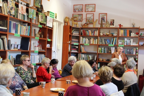 Zdjęcie prezentuje spotkanie Powiatowego Klubu Książki, które odbyło się 20 maja 2025 r. o godzinie 13:00 w Powiatowej Bibliotece Publicznej w Puławach a dotyczyło życia i twórczości Stefana Żeromskiego. Wykład poprowadziła Magdalena Wójcikiewicz, wieloletni pracownik Wojewódzkiej Biblioteki Publicznej im. Hieronima Łopacińskiego w Lublinie. 