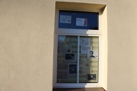 Zdjęcie prezentuje wystawę na oknach Powiatowej Biblioteki Publicznej prezentująca wiersze polskich poetów poświęcone urokom polskiej jesieni.  
