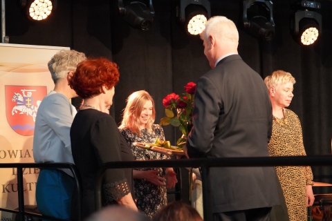 Zdjęcie prezentuje odbiór nagrody w Powiatowym konkursie wydawnictw podczas 21. Powiatowego Dnia Kultury. Nagrodę z rąk Starosty Danuty Smagi i wicestarosty Leszka Gorgola odbierają Katarzyna Adamowska-Kane, Anna Piłat i Alicja Kozak.