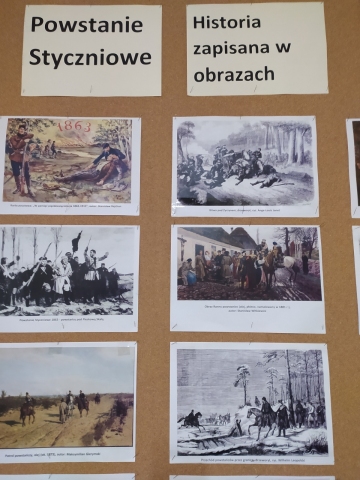 Zdjęcie prezentuje wystawę w Gminnej Bibliotece Publicznej w Baranowie ukazującą powstanie styczniowe w malarstwie polskim.  