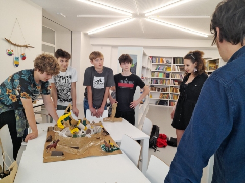  Fotorelacja z wydarzeń, które odbyły się w ramach projektu "Podróże z książką" realizowanego przez Małgorzatę Józefacką, Barbarę Dzikoń i Bibliotekę Publiczną w Kazimierzu Dolnym.