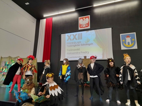 Zdjęcie przedstawia XXIII Przegląd Teatrzyków Szkolnych, który odbył się 23 października 2024 r. w Auli Gminnego Zespołu Szkół w Kazimierzu Dolnym.