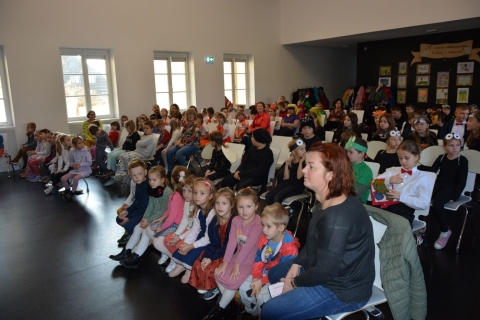 Zdjęcie pokazuje Przegląd Teatrzyków Szkolnych, który odbył się 27 października 2022 r. w auli Gminnego Zespołu Szkół w Kazimierzu Dolnym.