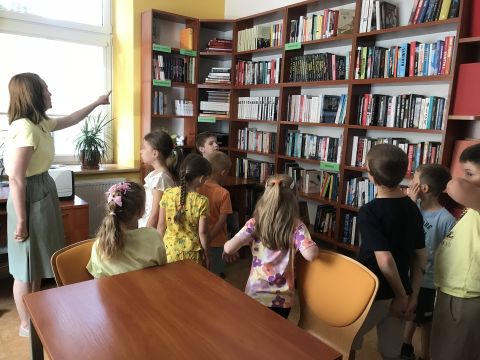 Zdjęcie przedstawia lekcję biblioteczną dla grupy „Puchatki” w Powiatowej Bibliotece Publicznej w Puławach, która odbyła się 20 czerwca 2023 r.