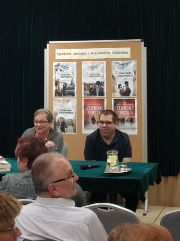 Zdjęcie pokazuje spotkanie autorskie z Krzysztofem Goluchem, które odbyło się 12 maja 2022 r. o  godz.16.00 w świetlicy  Urzędu Gminy w Baranowie.