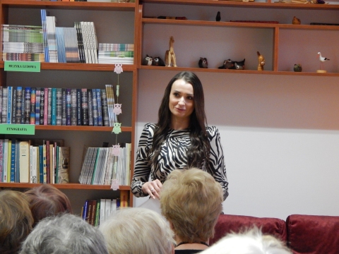 Zdjęcie prezentuje spotkanie autorskie z Anną Magdaleną Filipiak w ramach Powiatowego Klubu Książki, które odbyło się w Powiatowej Bibliotece Publicznej 30 listopada 2022 r. o godz. 12.OO.