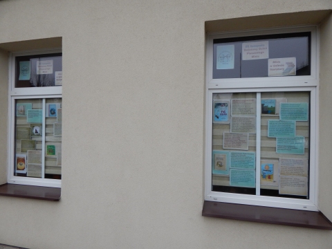 Zdjęcie prezentuje wystawę na oknach Powiatowej Biblioteki Publicznej w Puławach pokazującą książki, w których głównym bohaterem jest miś.