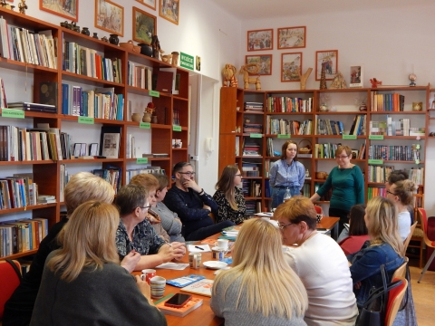 Zdjęcie prezentuje seminarium szkoleniowe, które odbyło się w Powiatowej Bibliotece Publicznej w Puławach 22 marca 2023 r. na temat historii mówionej. 