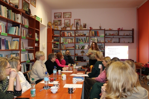 Zdjęcie prezentuje fotorelację ze szkolenia „Między pasją, a wypaleniem – jak dbać o motywację w pracy bibliotekarza”, które odbyło się 13 lutego 2026 r. w Powiatowej Bibliotece Publicznej w Puławach. Na zdjęciu prowadząca warsztaty Karolina Suska i bibliotekarze z terenu powiatu puławskiego. 