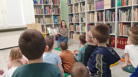 Zdjęcie przedstawia lekcję biblioteczną w Bibliotece - Mediatece Szkoły Podstawowej nr 3 im. Jana Brzechwy w Puławach, która odbyła się 4 kwietnia 2023 r. 