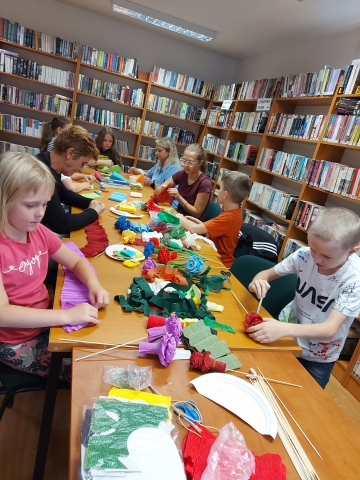 Zdjęcie prezentuje  warsztaty literacko-plastyczne dla dzieci, które odbyły się od 17 do 21 lipca 2023 r. w Gminnej Bibliotece Publicznej w Wąwolnicy.