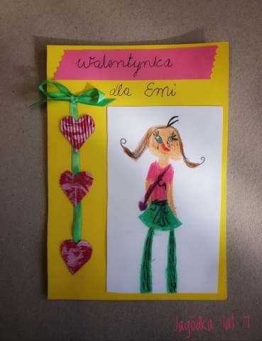 Jedna z trzech wygranych prac w Walentynkowym Konkursie Książkowym, na żółtym tle narysowana Emi bohaterka książki Emi i Tajny Klub Superdziewczyn