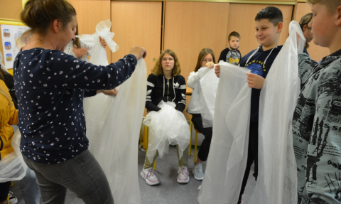 Zdjęcie przedstawia profilaktyczne warsztaty teatralne pt.: „Chcę powiedzieć, że…” dla kazimierskich uczniów.