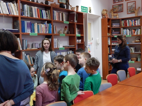 Zdjęcie przedstawia wizytę grupy „Puchatki” z Publicznego Przedszkola Integracyjnego w Puławach w Powiatowej Bibliotece Publicznej w Puławach.