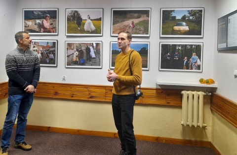 Zdjęcie prezentuje wernisaż wystawy Dariusza Szubińskiego pt. „Hipnoteza cz. I”, który odbył się 9 grudnia 2023 r. w Bibliotece Publicznej w Kazimierzu Dolnym.