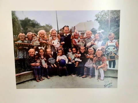 Zdjęcie przedstawia przedszkolaki trzymające w rękach swoje ulubione zabawki.  