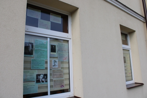 Zdjęcie prezentuje wystawę na oknach Powiatowej Biblioteki Publicznej w Puławach, prezentującą wiersze polskich poetów opisujące wiosnę oraz jej charakterystyczne motywy.