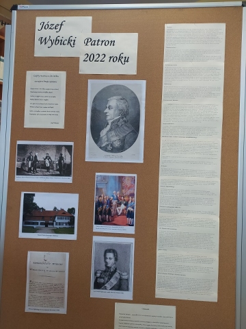 Zdjęcie prezentuje wystawę w Gminnej Bibliotece Publicznej w Baranowie ukazującą sylwetkę Józefa Wybickiego. 